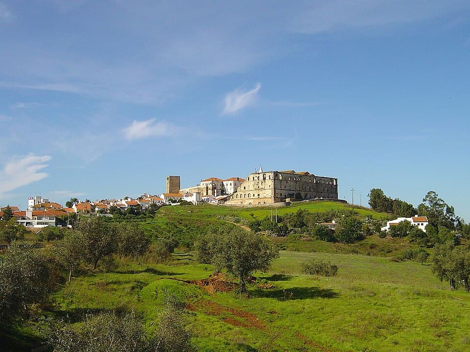 Vista da vila de Avis com o casario e os campos envolventes