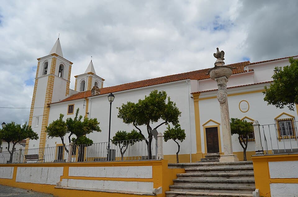Igreja Matriz e pelourinho de Avis