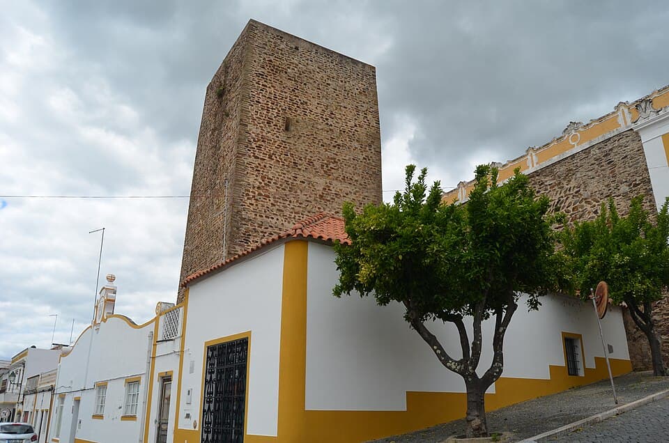 Torre e muralhas de pedra em Avis