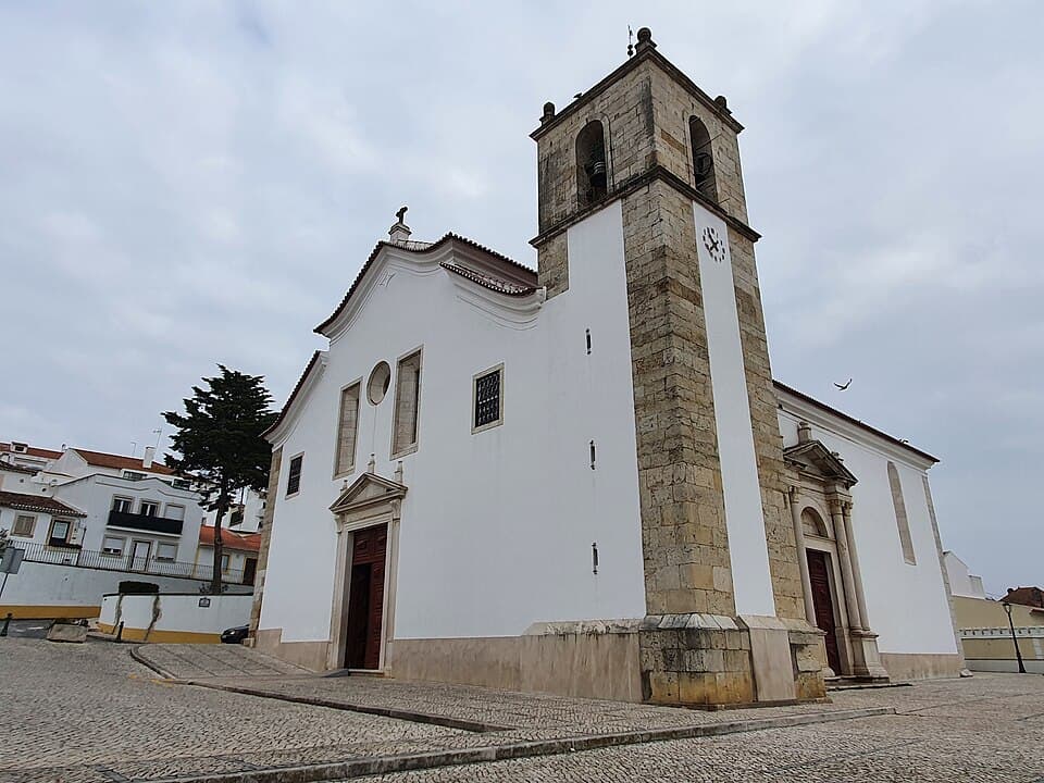 Fachada branca e torre da Igreja Matriz de Azambuja