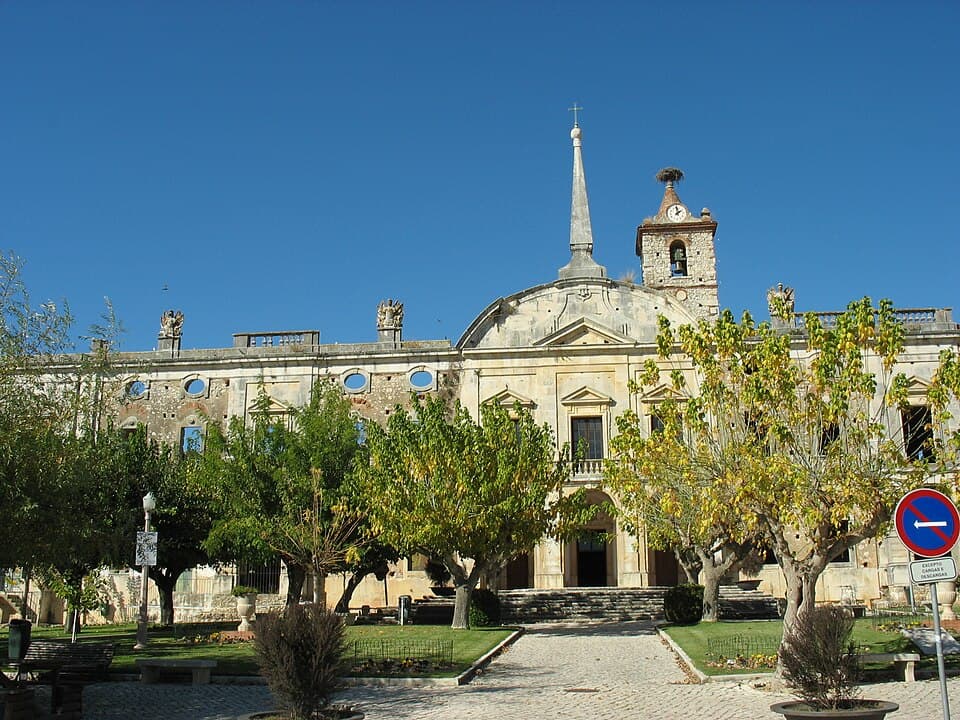 Fachada, frontão e torre do Palácio Pina Manique