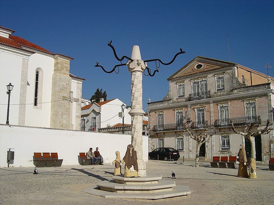 Coluna e braços de ferro do Pelourinho de Azambuja na praça