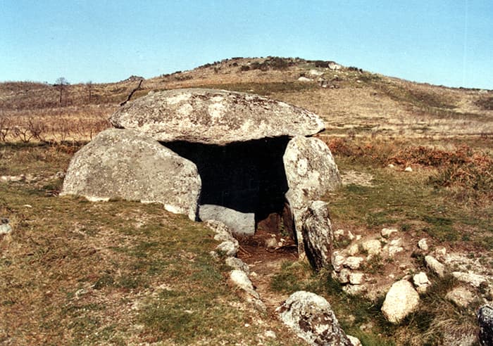 Câmara de pedra do Dólmen de Chã de Parada, na Serra da Aboboreira