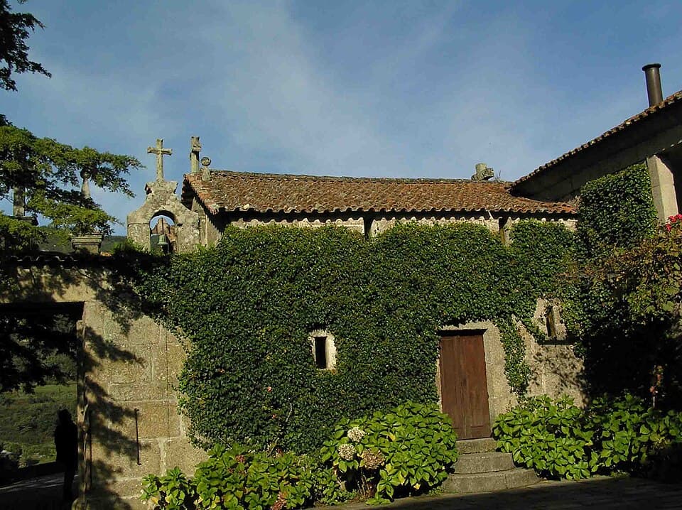 Fachada coberta de hera da Casa de Tormes, em Santa Cruz do Douro
