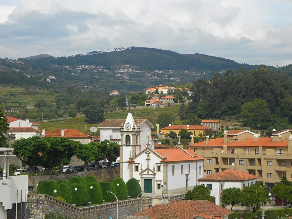 Igreja de Santa Marinha do Zêzere entre o casario e a encosta