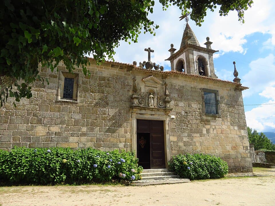 Entrada da igreja do Mosteiro de Santo André de Ancede