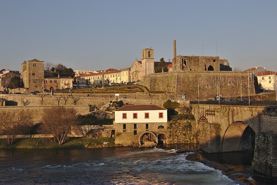 Ponte Medieval sobre o rio Cávado e centro histórico de Barcelos