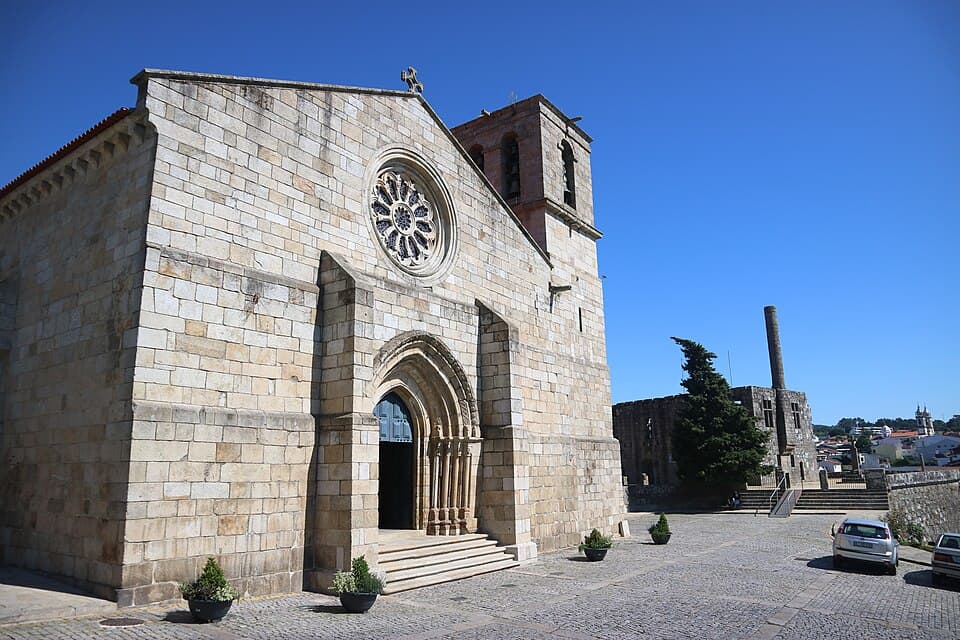 Fachada em pedra da Igreja Matriz de Barcelos