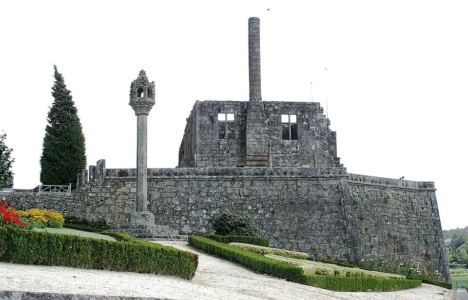 Ruínas do Paço dos Condes de Barcelos e pelourinho