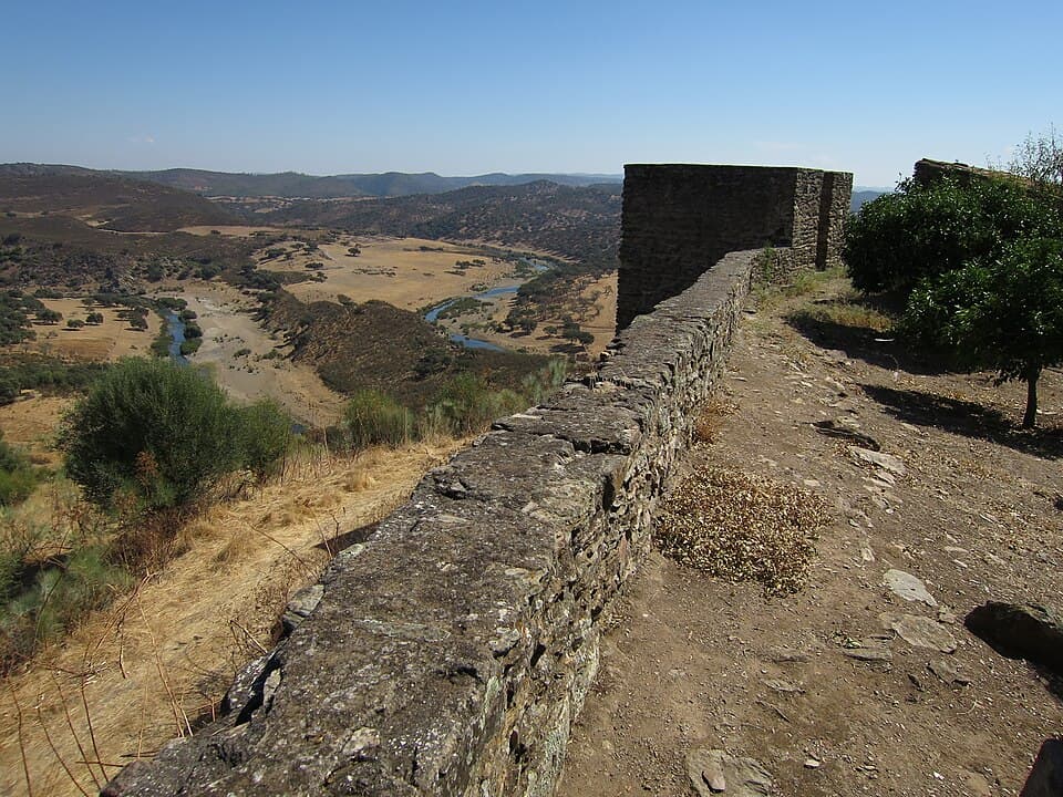 Muralha do Castelo de Noudar sobre os vales de Barrancos