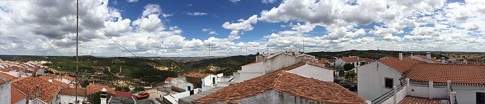 Casario branco de Barrancos entre campos e colinas junto à fronteira