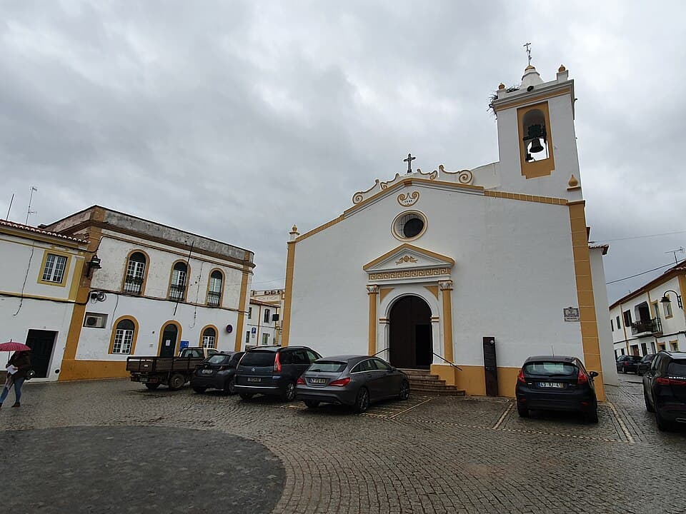 Fachada da Igreja Matriz na Praça da Liberdade, em Barrancos