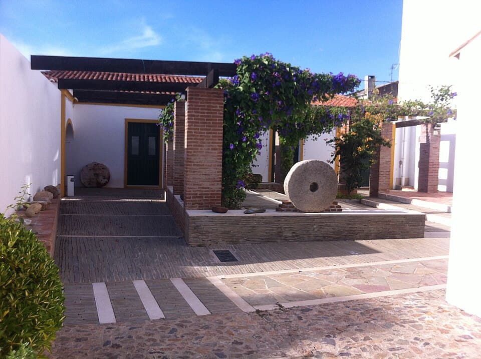 Pátio do Museu Municipal de Arqueologia e Etnografia de Barrancos