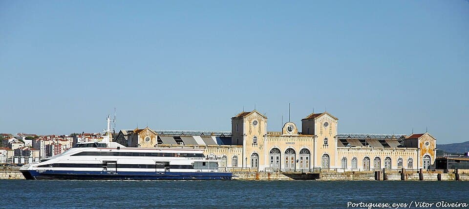 Antiga estação ferroviária Sul e Sueste do Barreiro vista do Tejo