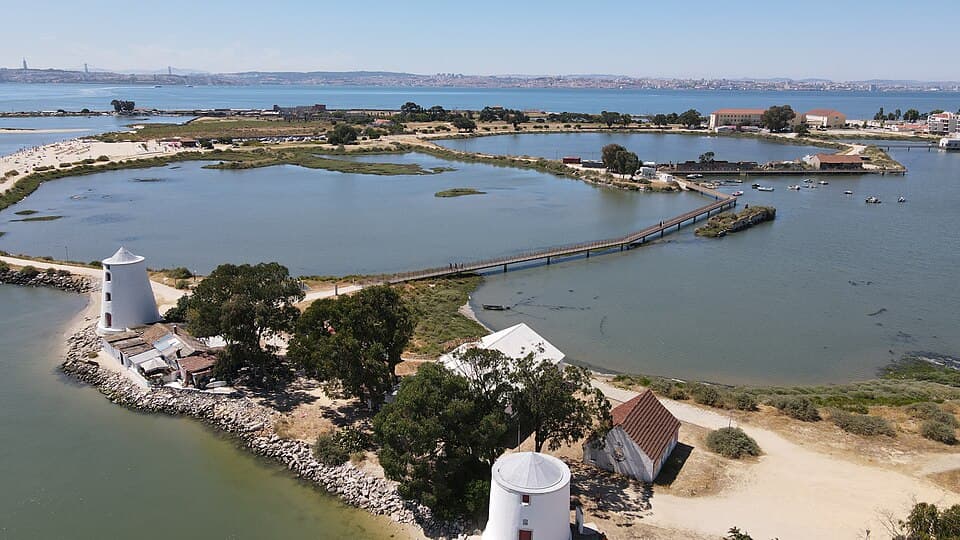 Sítio de Alburrica e seus moinhos à beira do Tejo no Barreiro