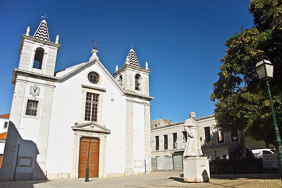 Igreja de Santa Cruz no Barreiro com duas torres sineiras