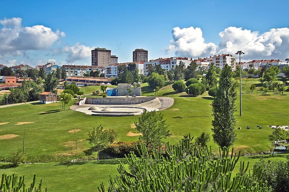Espaço verde do Parque da Cidade no Barreiro