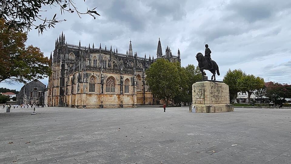 Mosteiro da Batalha e estátua equestre de Nuno Álvares Pereira na praça