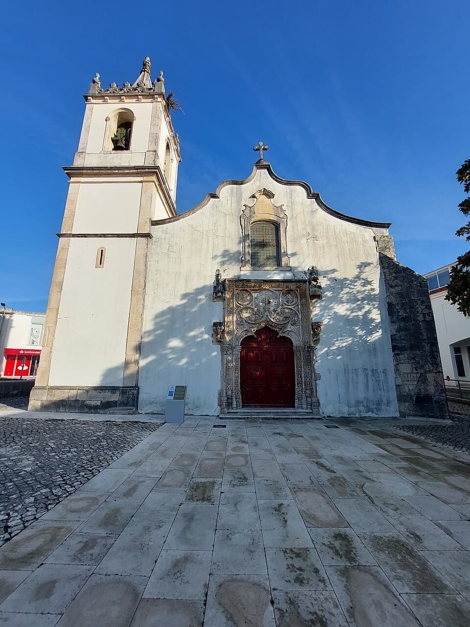 Torre sineira e remate da fachada da Igreja Matriz da Batalha
