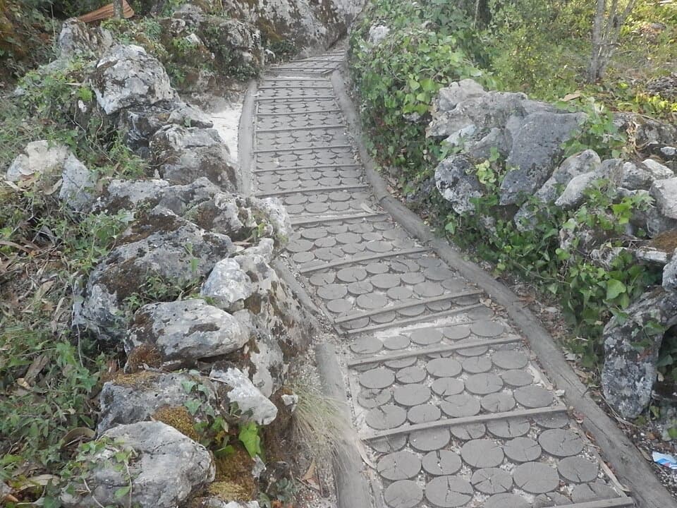 Caminho de pedra entre formações calcárias no percurso da Pia do Urso