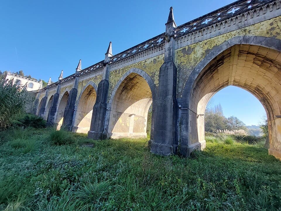 Sequência de arcos da Ponte da Boutaca vista a partir do vale