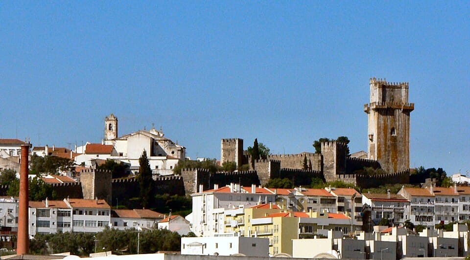 Castelo de Beja e Torre de Menagem sobre o casario da cidade