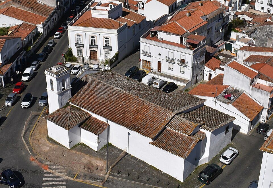 Igreja de Santo Amaro vista sobre os telhados de Beja