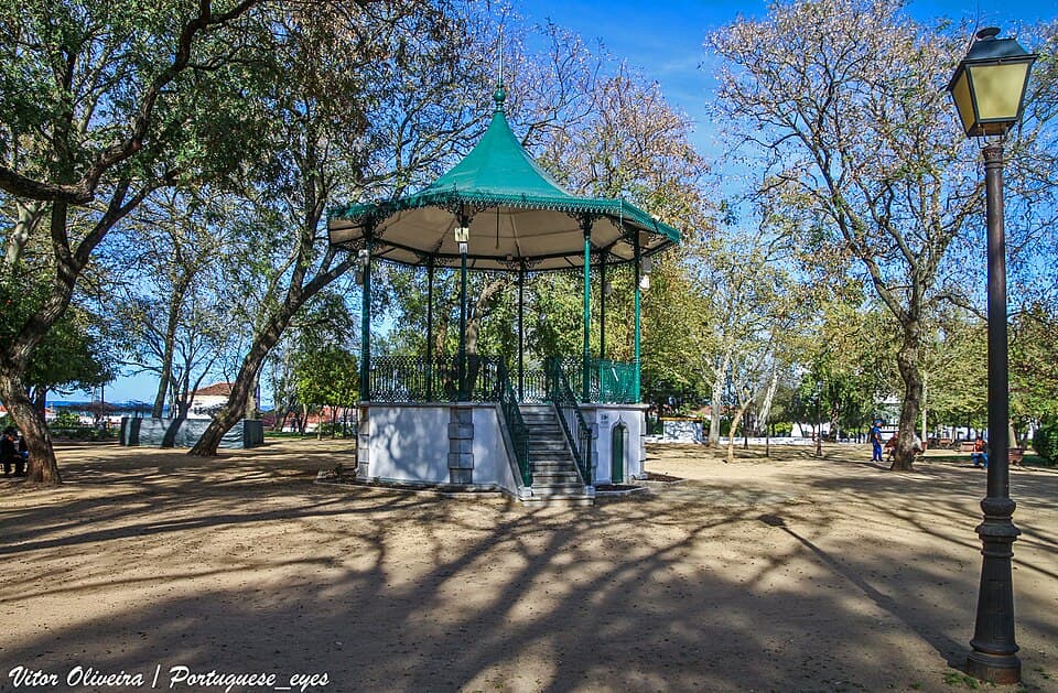 Coreto entre árvores e caminhos no Jardim Público de Beja