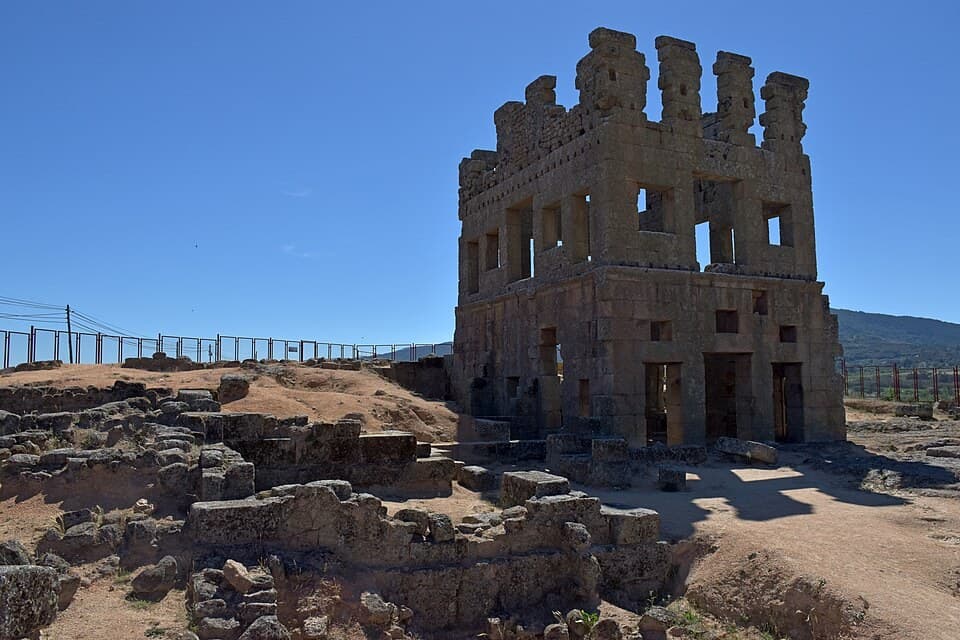 Estrutura de pedra e ruínas arqueológicas de Centum Cellas, em Belmonte