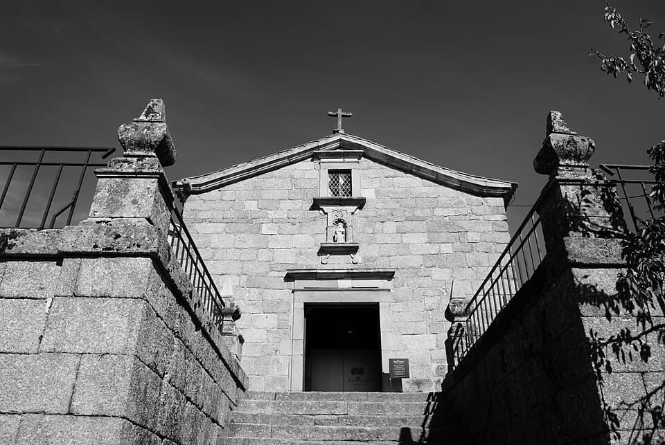 Fachada de pedra da Igreja de Santiago e acesso ao Panteão dos Cabrais, em Belmonte