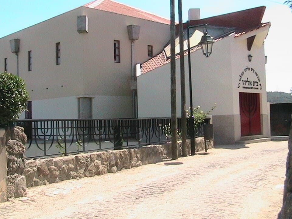 Edifício branco e entrada da Sinagoga Bet Eliahu, em Belmonte