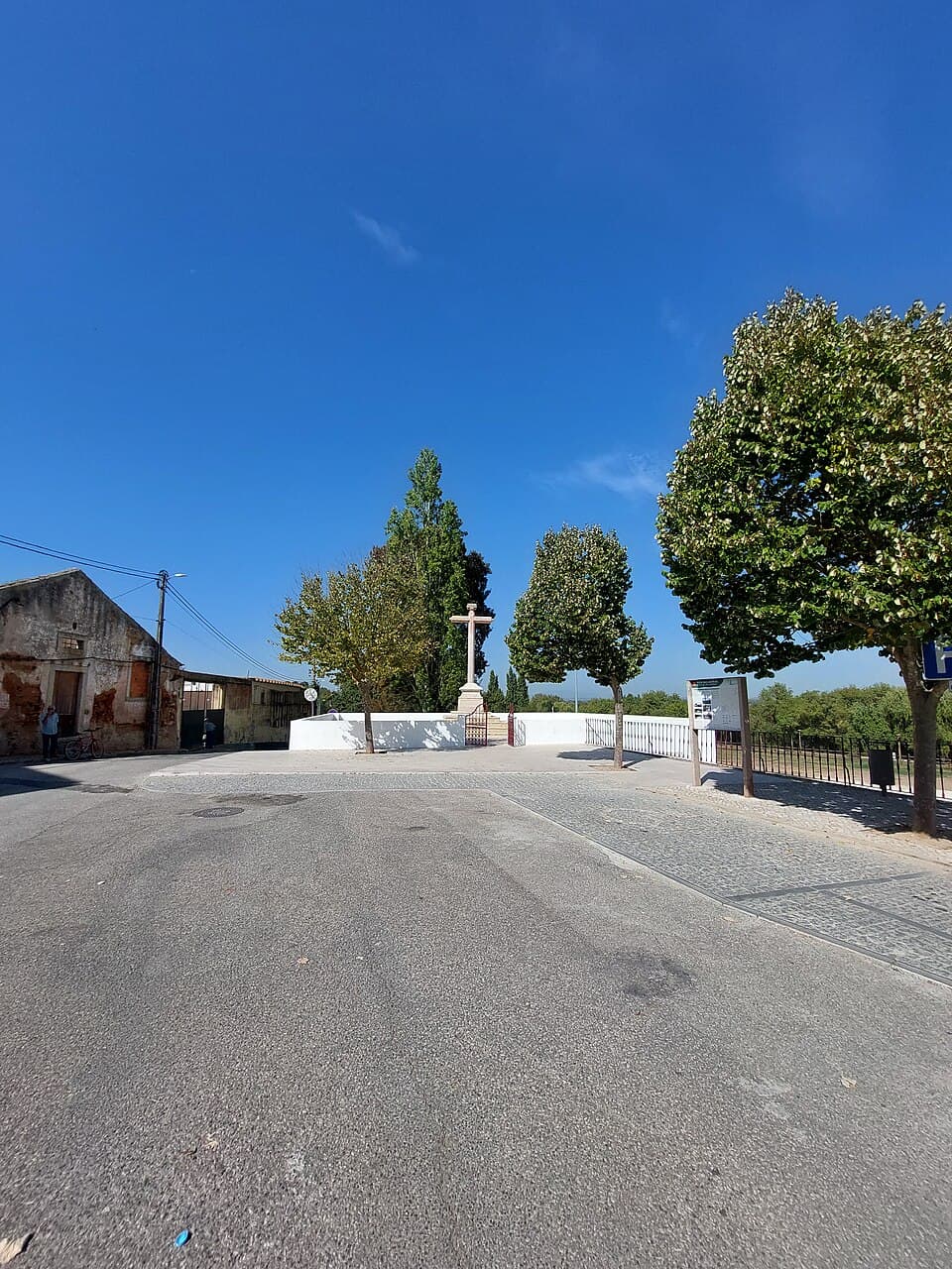 Cruzeiro e adro do Largo do Calvário, em Benavente