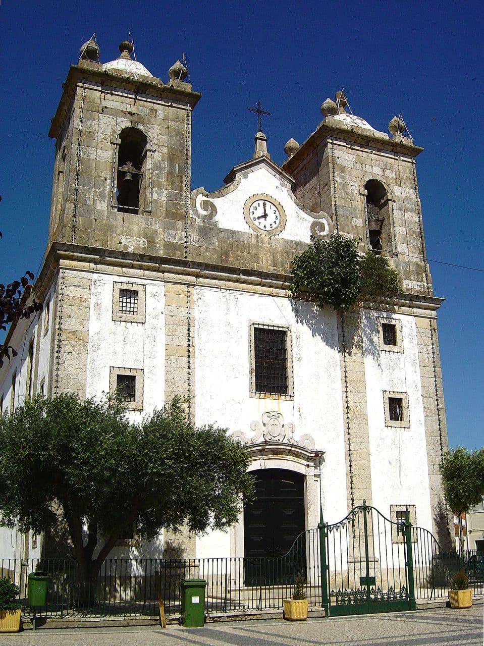 Fachada da Igreja de Nossa Senhora da Oliveira, em Samora Correia