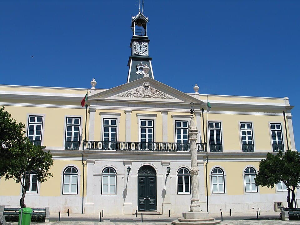 Fachada dos Paços do Concelho e Pelourinho de Benavente