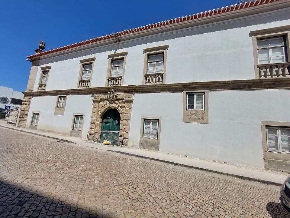 Fachada branca e portal de pedra do Palácio Gorjão no Bombarral