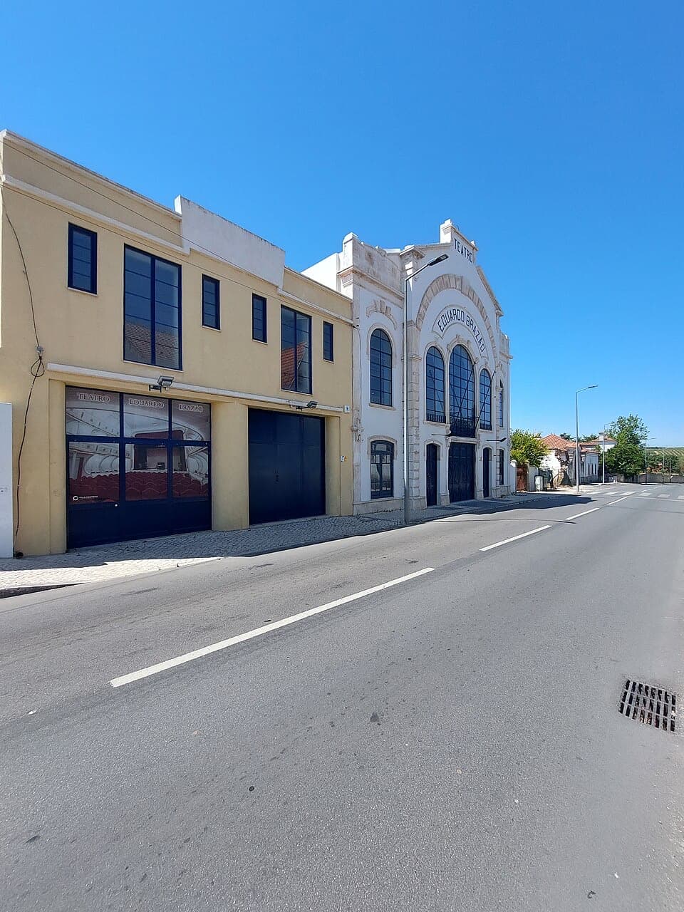 Fachada branca do Teatro Eduardo Brazão junto à rua
