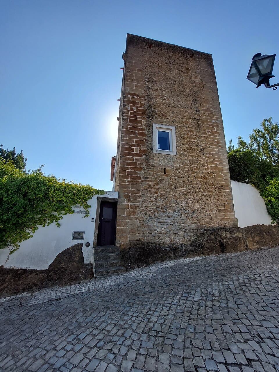 Torre medieval de pedra do Carvalhal vista a partir da rua