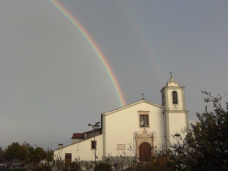 Igreja Matriz de Nossa Senhora do Soveral em Borba sob um arco-íris
