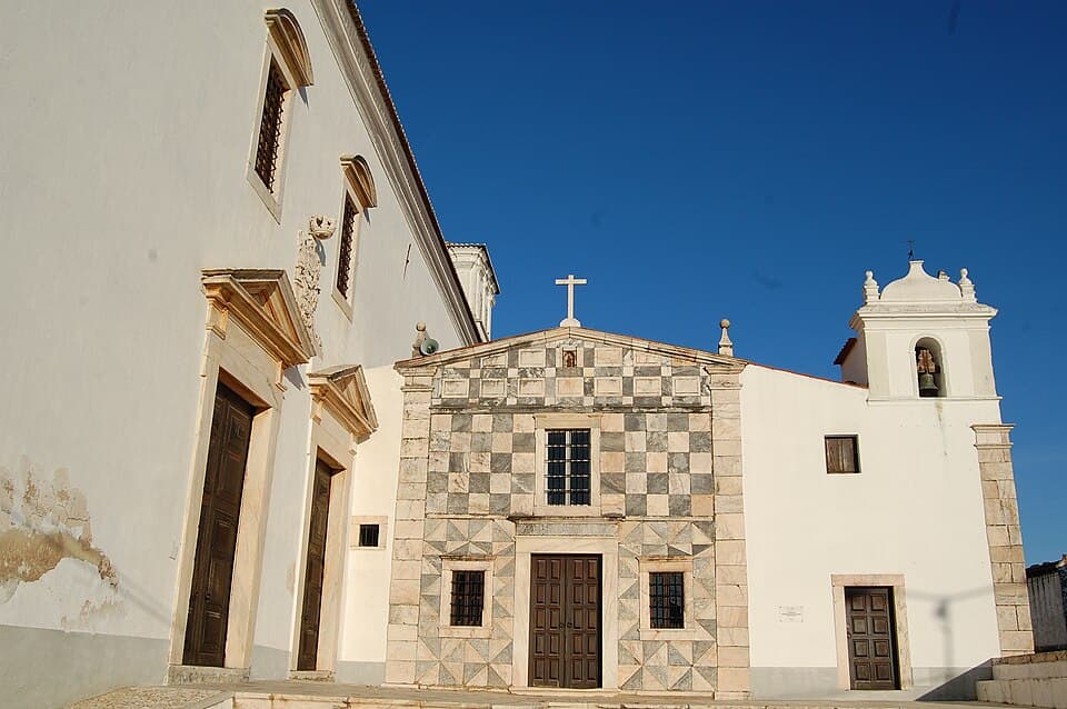 Fachada em mármore e torre da Igreja do Real Convento das Servas, em Borba