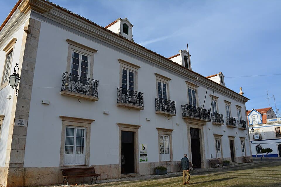 Fachada dos Paços do Concelho de Borba com varandas de ferro