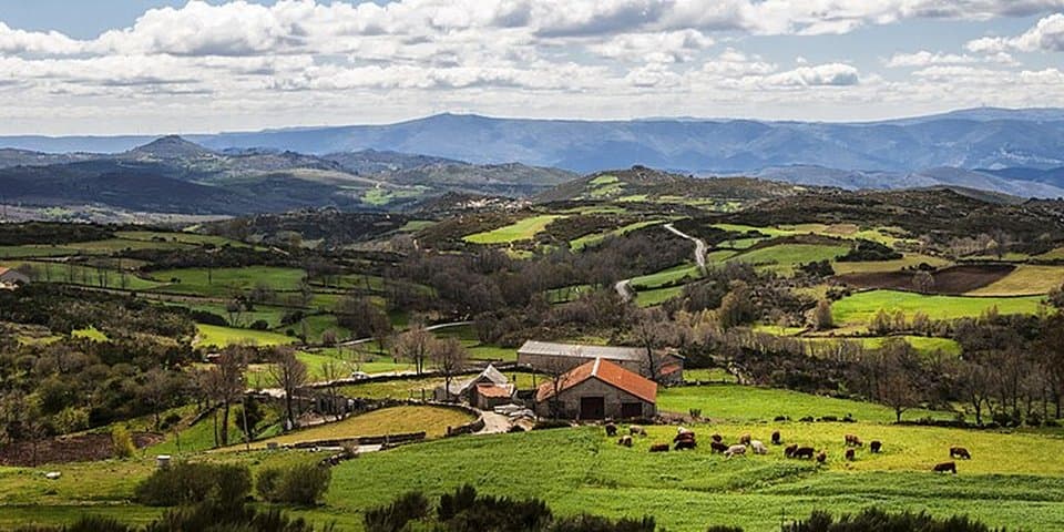 Campos e montanhas da Serra do Barroso no concelho de Boticas