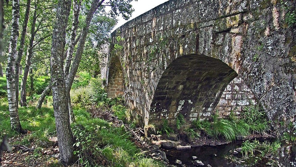 Arco de pedra da Ponte Pedrinha sobre o rio Beça em Boticas