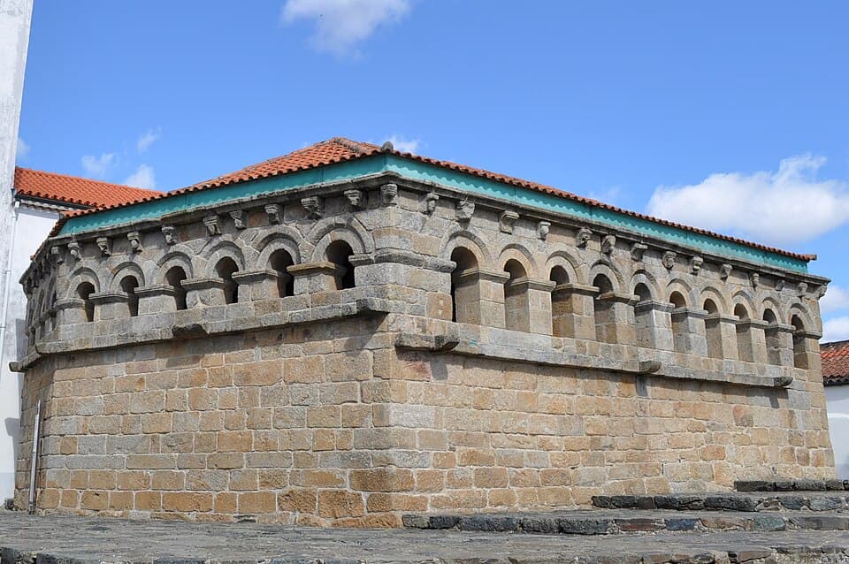 Fachadas de pedra e arcadas da Domus Municipalis de Bragança