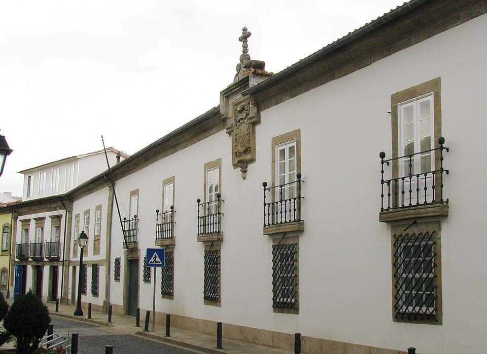 Fachada branca do antigo Paço Episcopal, onde funciona o Museu do Abade de Baçal