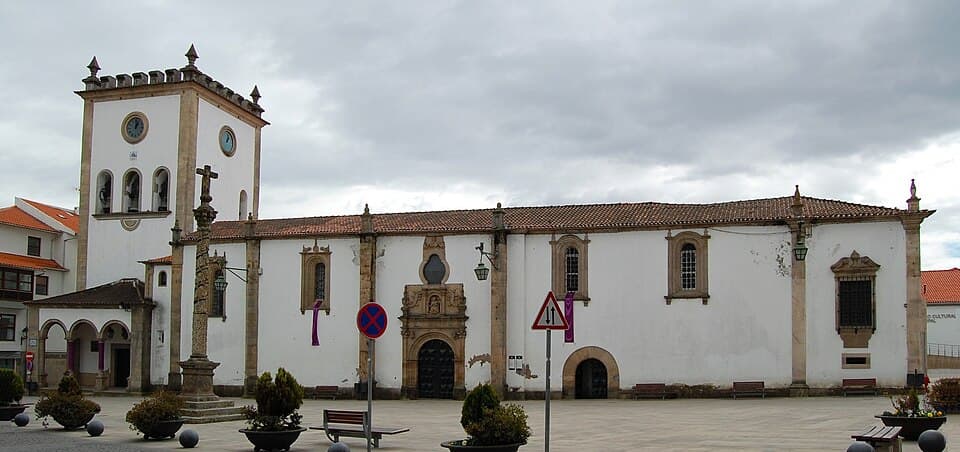 Fachada comprida e torre da Sé Velha de Bragança