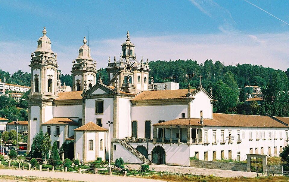 Mosteiro de São Miguel de Refojos com as torres barrocas diante das encostas de Cabeceiras de Basto