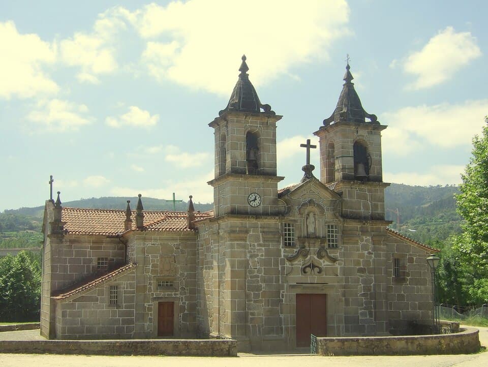 Fachada e torres da Igreja de Santa Senhorinha de Basto