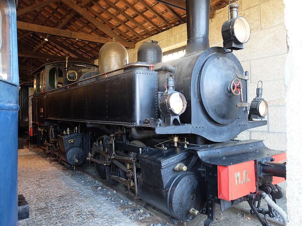 Locomotiva histórica exposta no Núcleo Ferroviário de Arco de Baúlhe