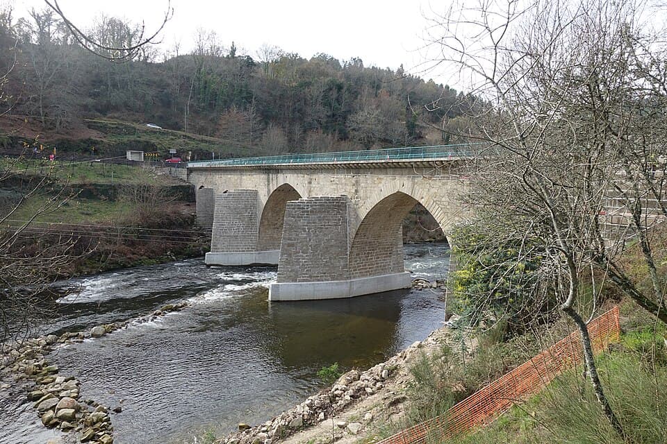 Arcos de pedra da Ponte de Cavez sobre o rio Tâmega