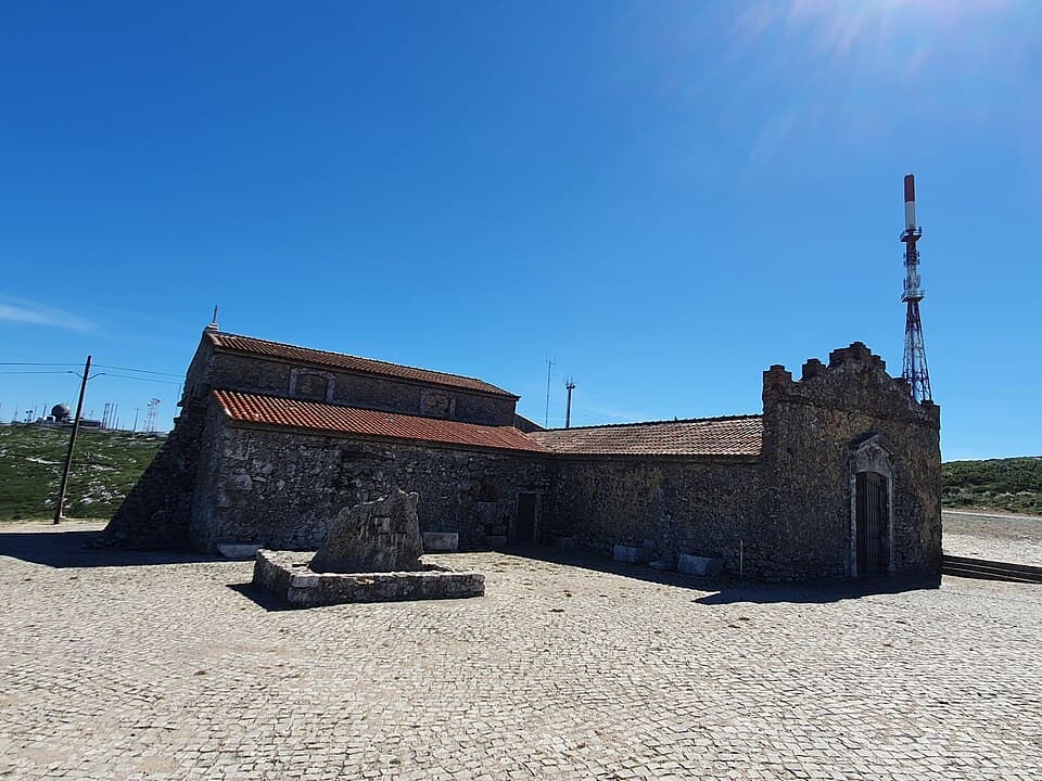 Edifício de pedra do Convento de Nossa Senhora das Neves